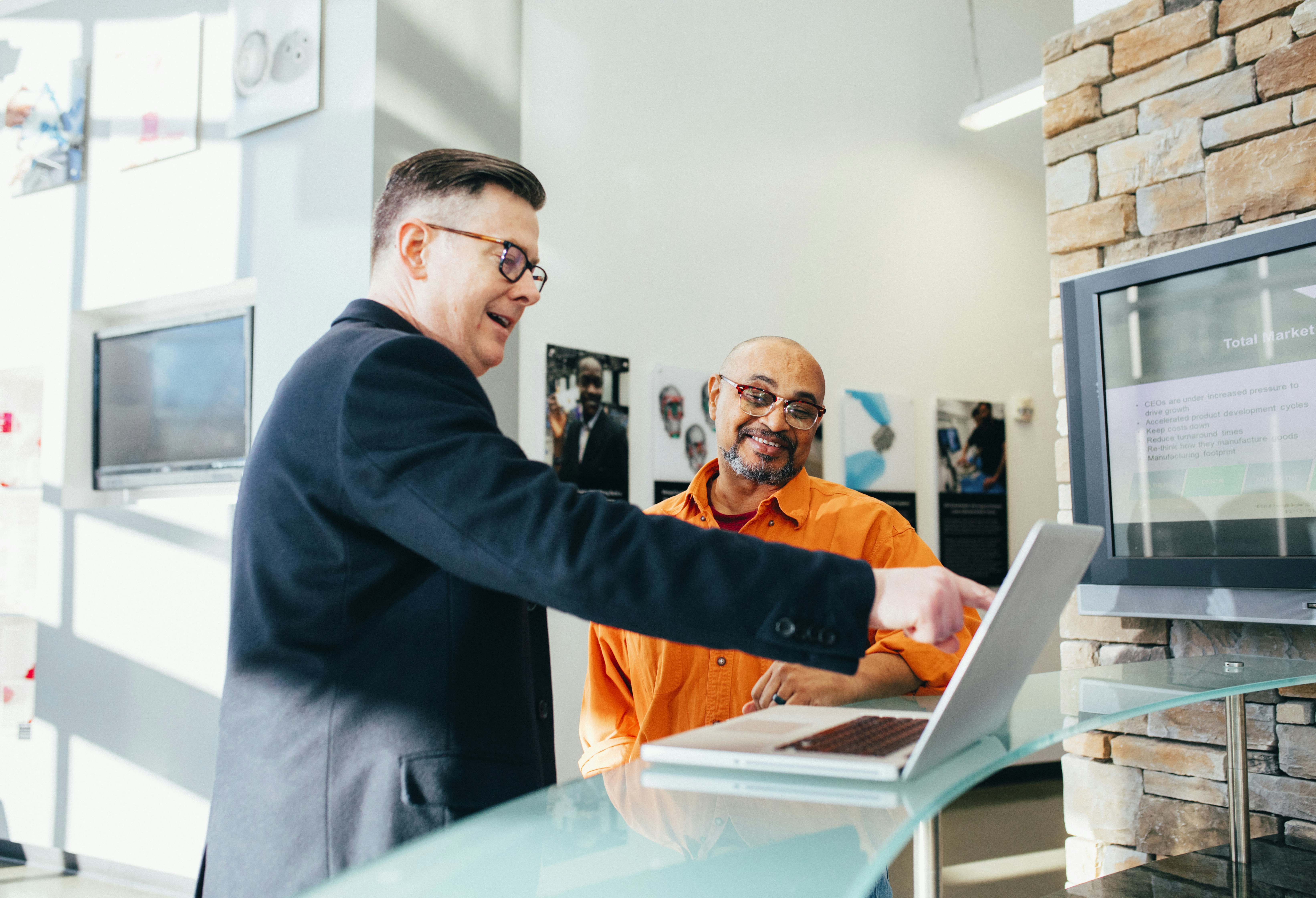 unknown-person-using-laptop - linkedin-sales-solutions (unsplash)./pho