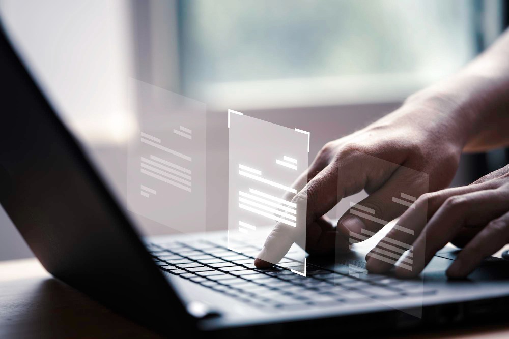 Clavier et mains avec projections holographiques, représentant des activités dans une ESN.