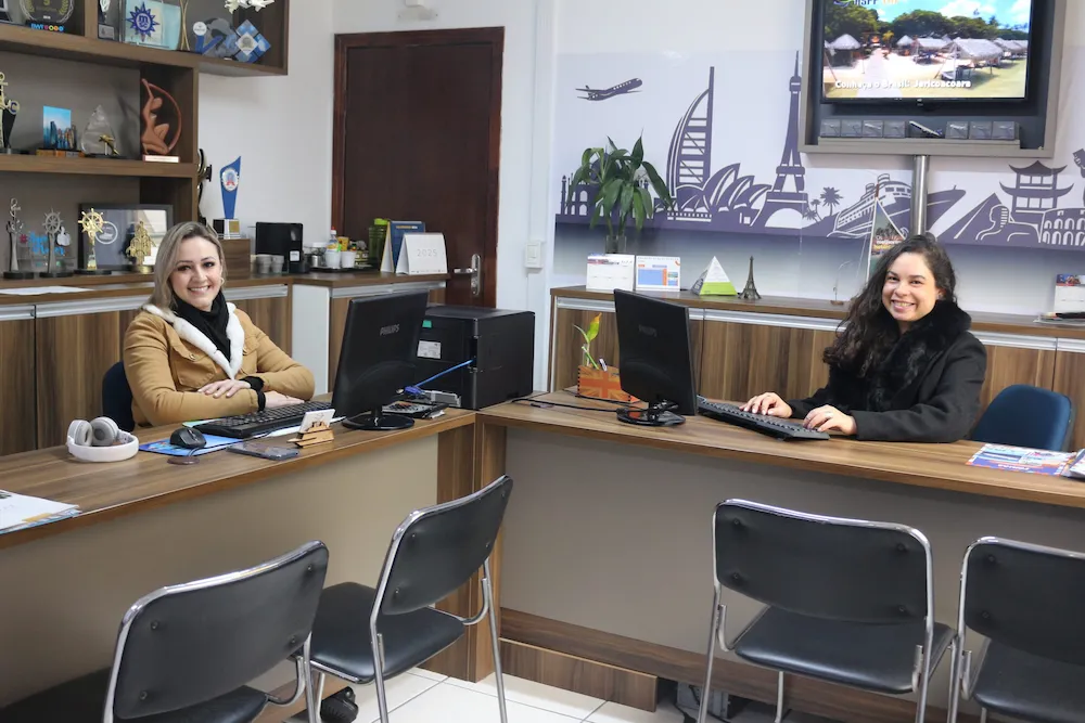Equipe da ASPP Tur atendendo clientes no escritório da agência de viagens