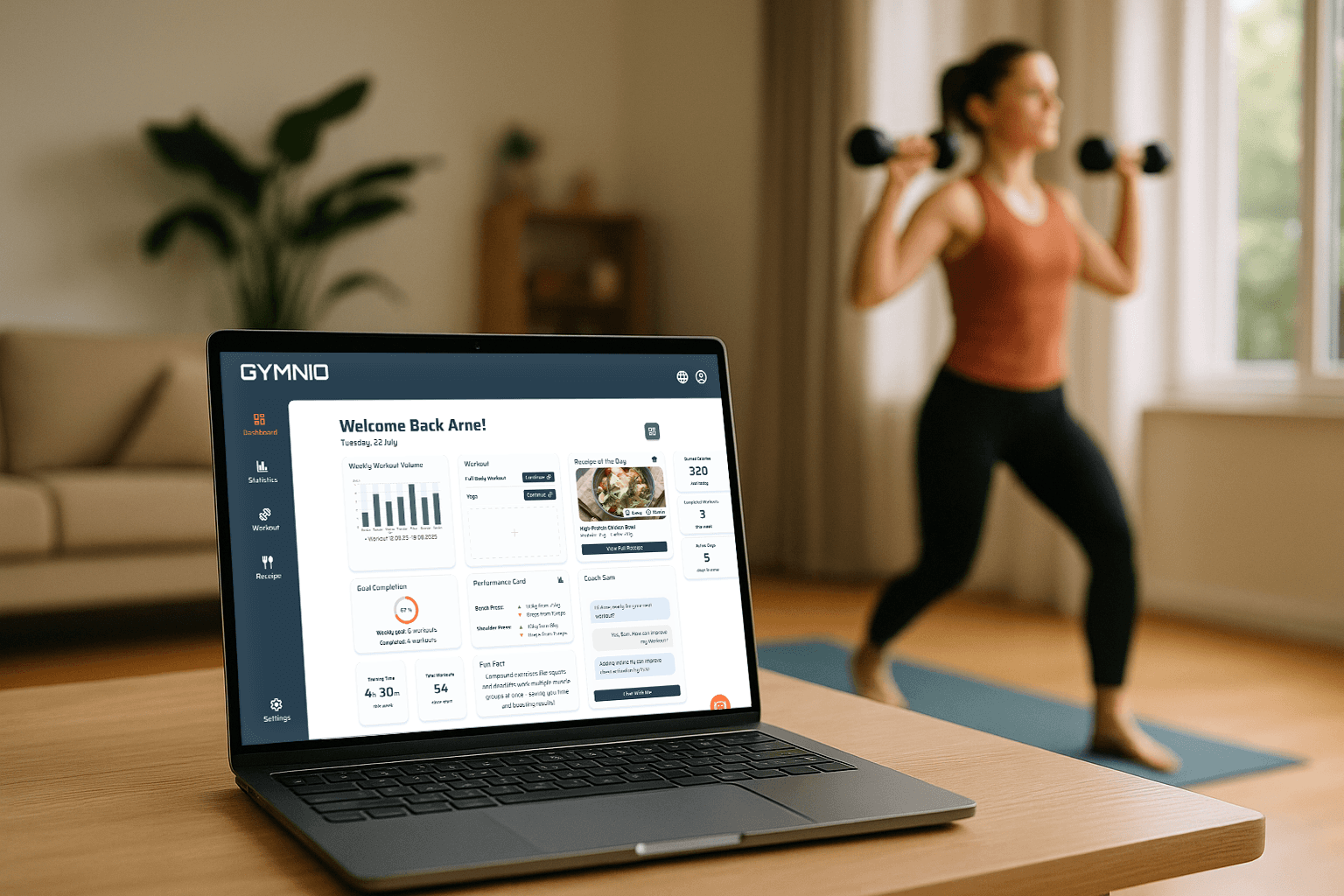 Hero-Bild der Gymnio App mit Laptop auf Tisch und Frau beim Training im Hintergrund.