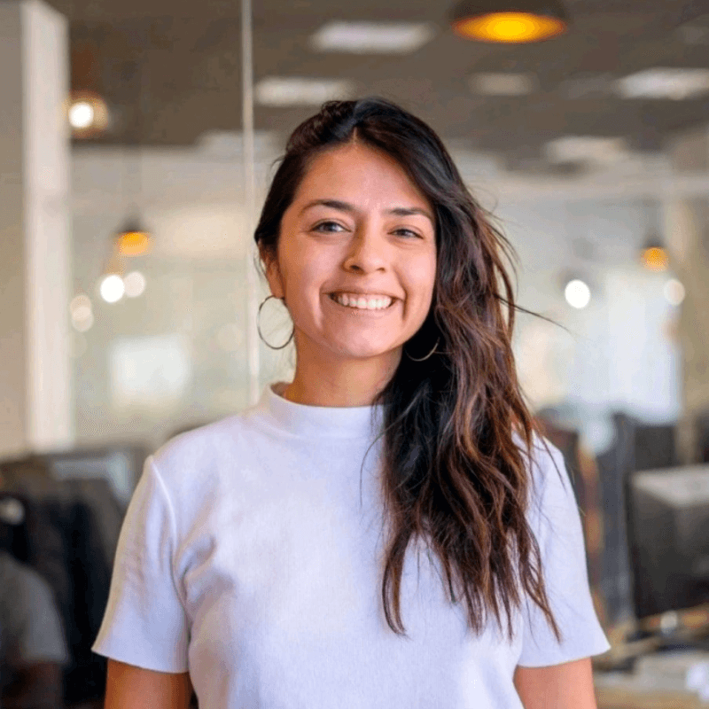 Donna sorridente con t-shirt bianca
