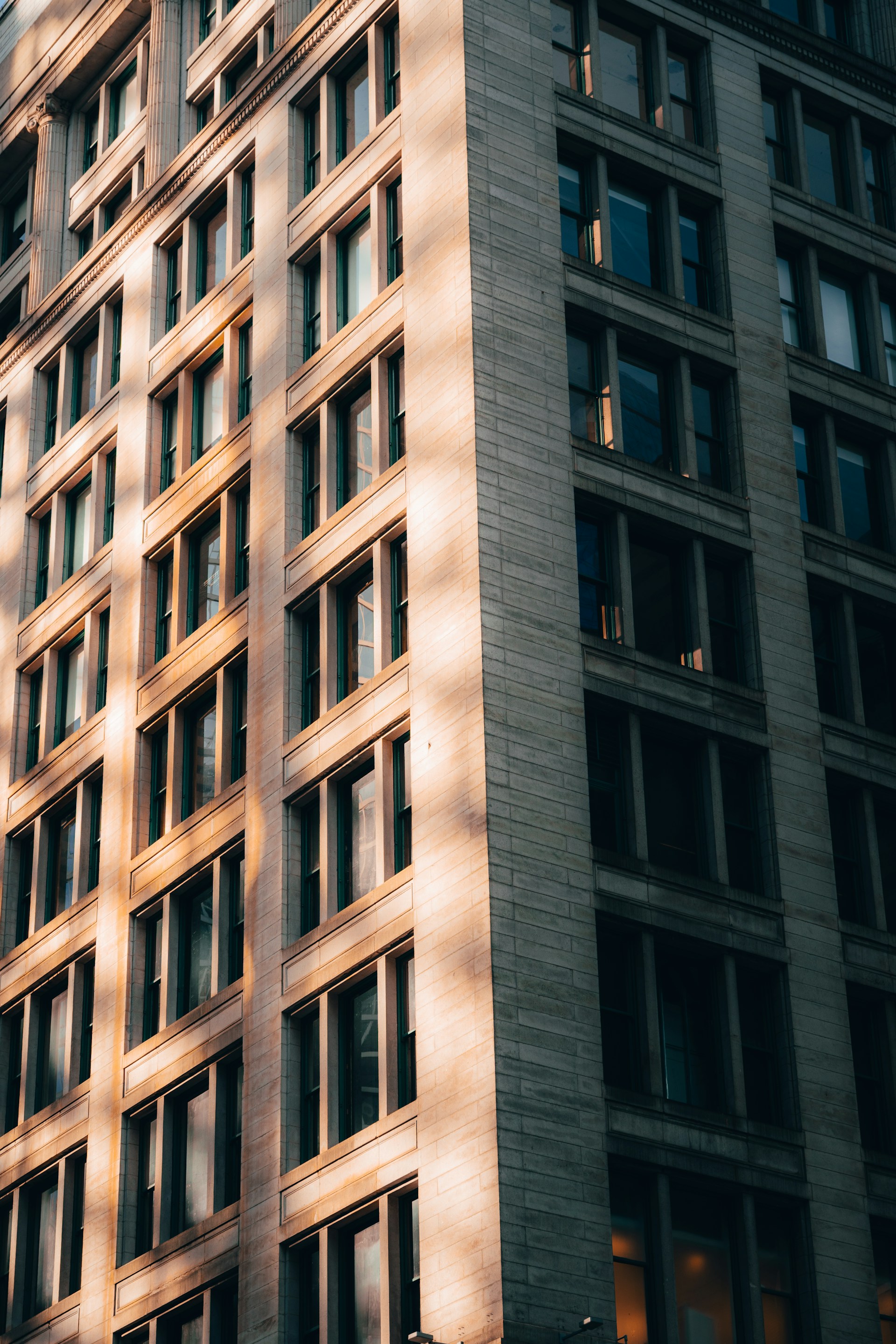 Imagem de fundo, fotografia de prédio urbano, também como exemplo do tipo de ativos dos quais fazemos avaliações imóveis.