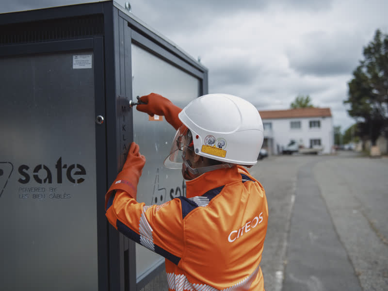Technicienne ouvrant une armoire de rue
