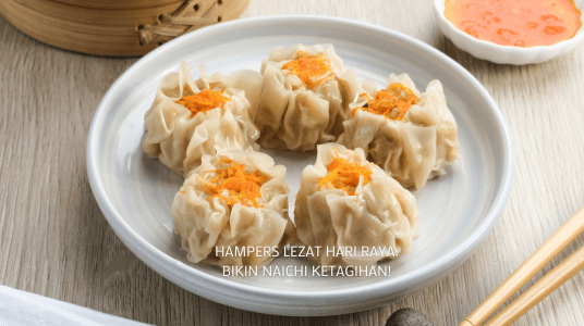 beberapa pcs dimsum yang disajikan di atas piring putih