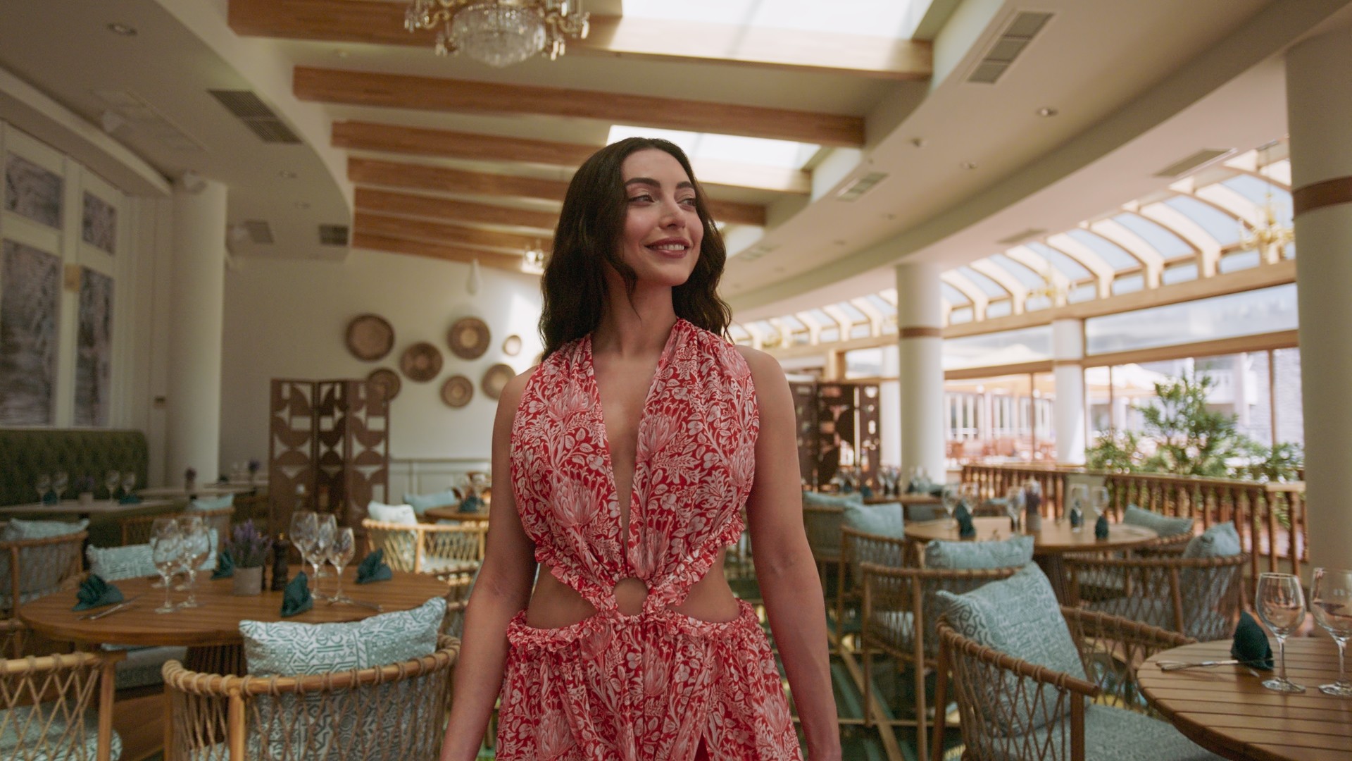 A beatifull woman is walking in the hotel restaurant