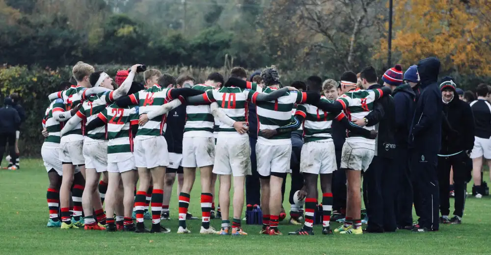 Élèves pratiquant un sport dans un High School en Irlande lors de leur séjour scolaire avec STUDWAY.