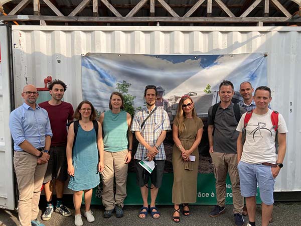 Groupe de visiteurs posant à la fin de la visite de l'Expo Digger.