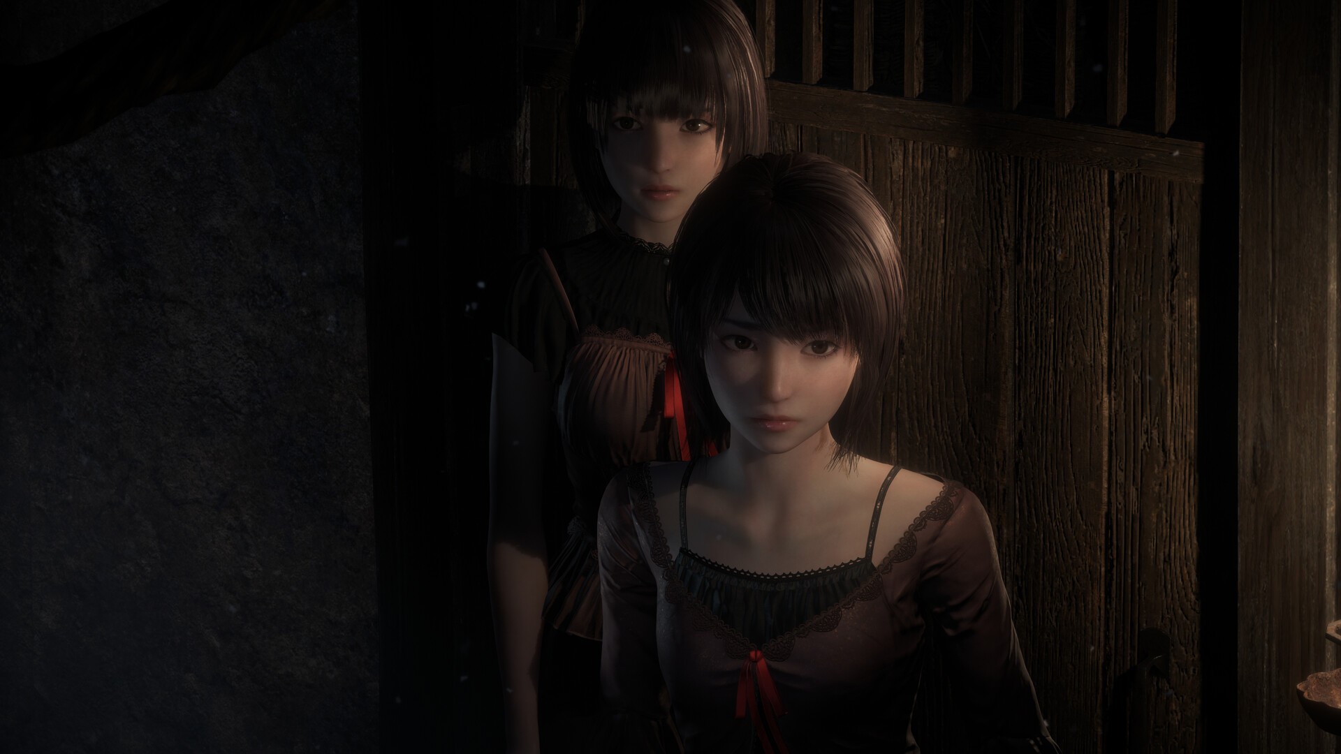Les deux sœurs protagonistes dans Fatal Frame II Crimson Butterfly Remake dans une scène sombre et mystérieuse du jeu