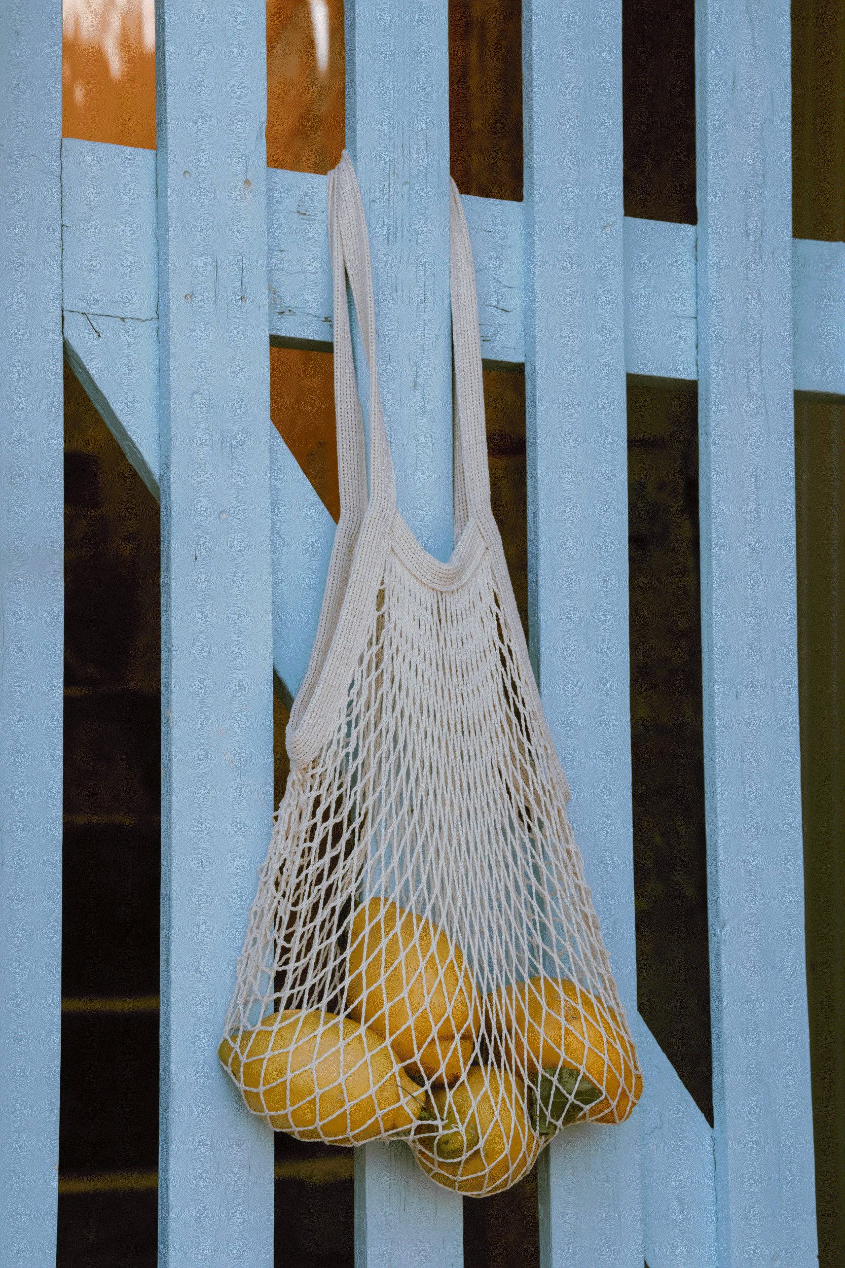 Carte de visite du restaurant Au fil du goût, mettant en avant un design graphique épuré, moderne et élégant. Composition harmonieuse avec typographie claire et identité visuelle cohérente.