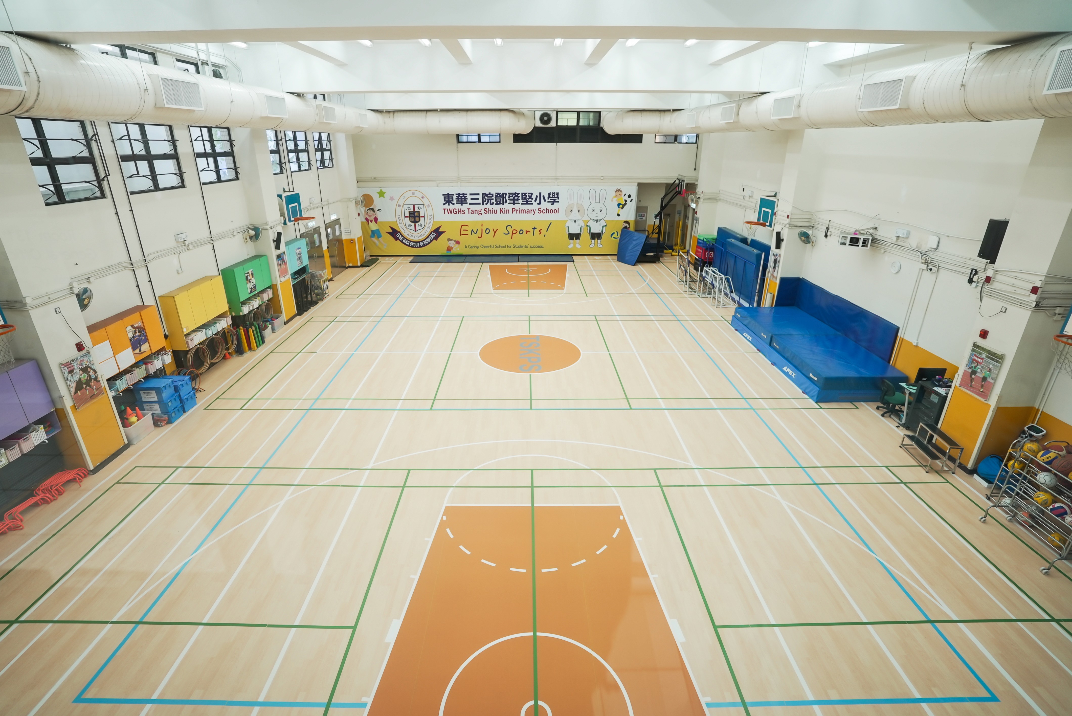 BW設計團隊為東華三院鄧肇堅小學升級老化運動場地板，提升整體使用彈性與安全性。