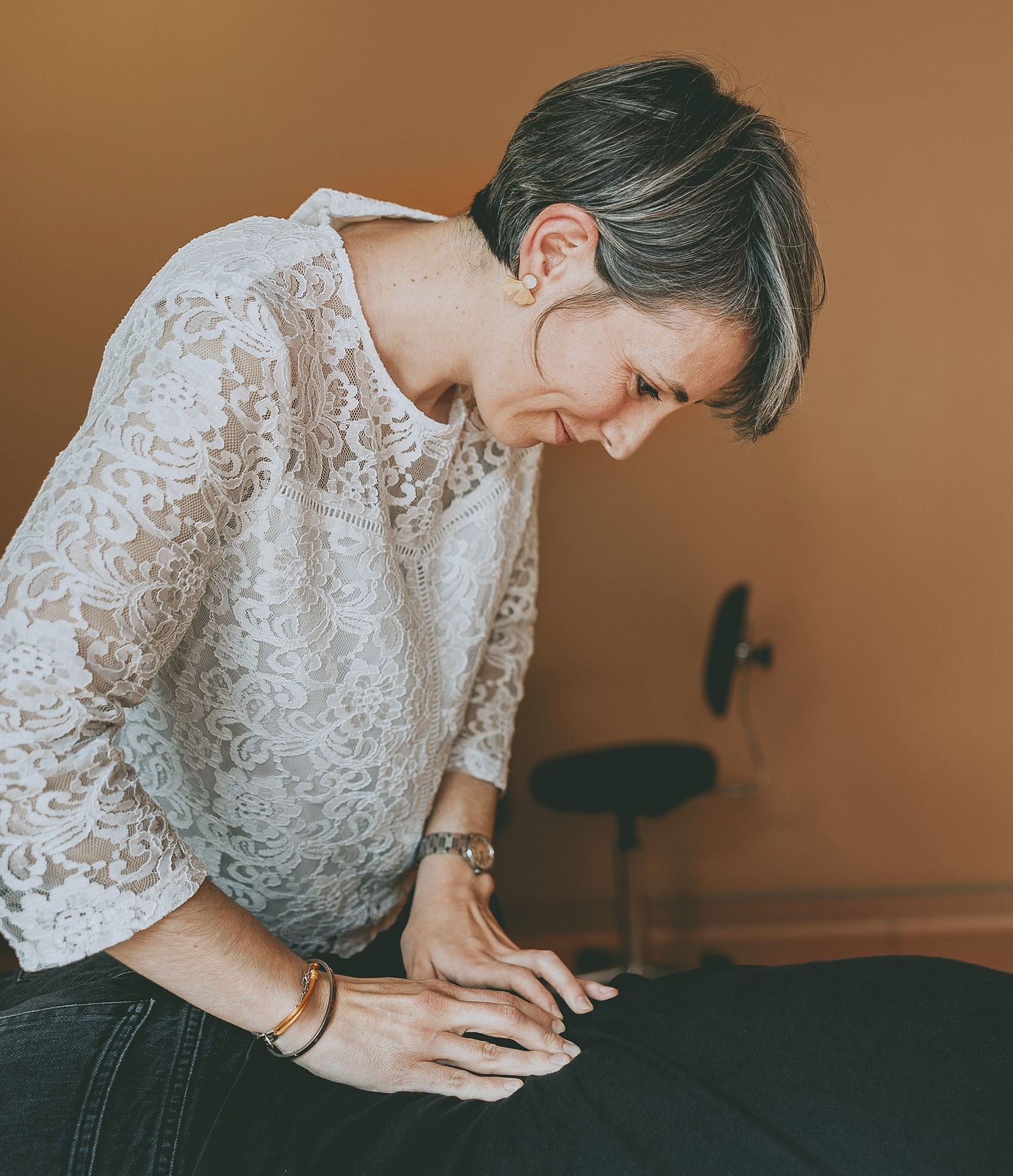 Mathilde Hérault-Moreau appliquant un massage sur le dos d’un patient pour soulager le stress et les douleurs musculaires