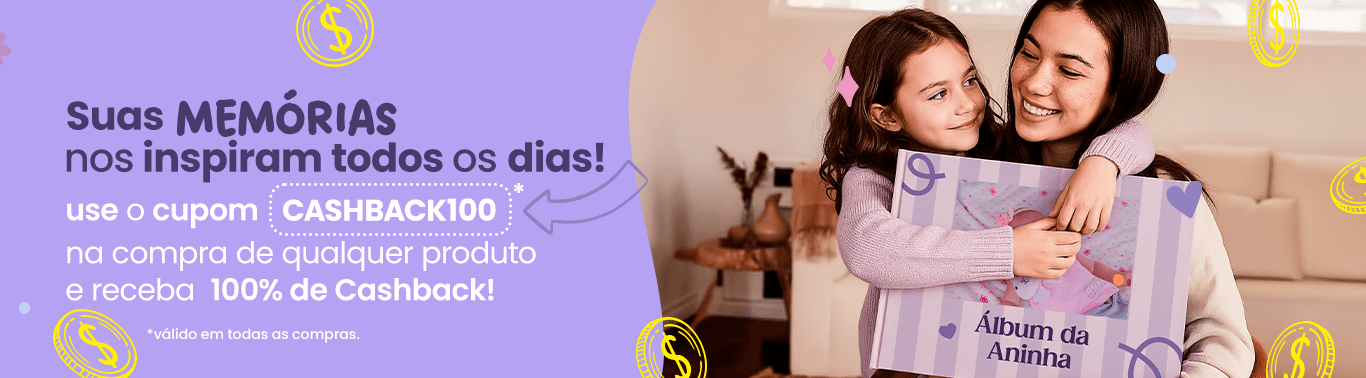 Banner promocional com fundo lilás mostrando mãe e filha sorrindo e abraçadas, segurando fotolivro personalizado com a frase “Álbum da Aninha”. Texto do banner: “Eternize com mais vinte por cento de desconto usando o cupom CLIENTE vinte, em compras acima de cento e quarenta e nove reais e noventa centavos