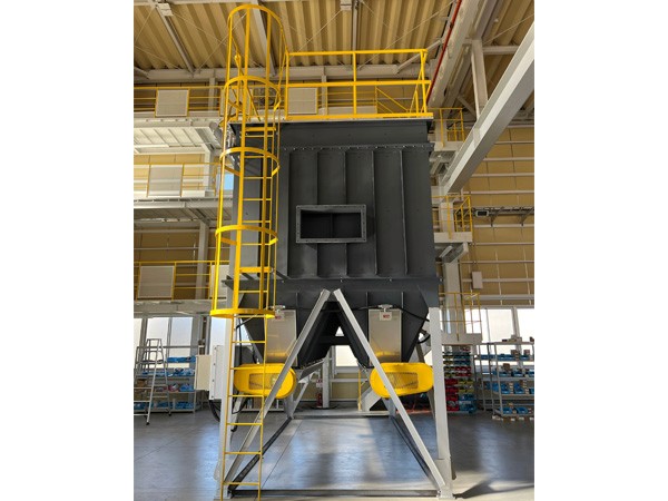 全高約4m。排出部を2つにして高さを抑える設計