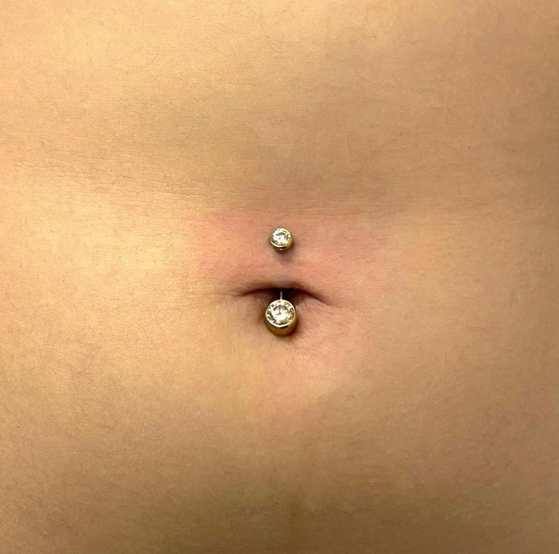 Piercing i navel tatt av Marita på BLEKK Studio i Oslo