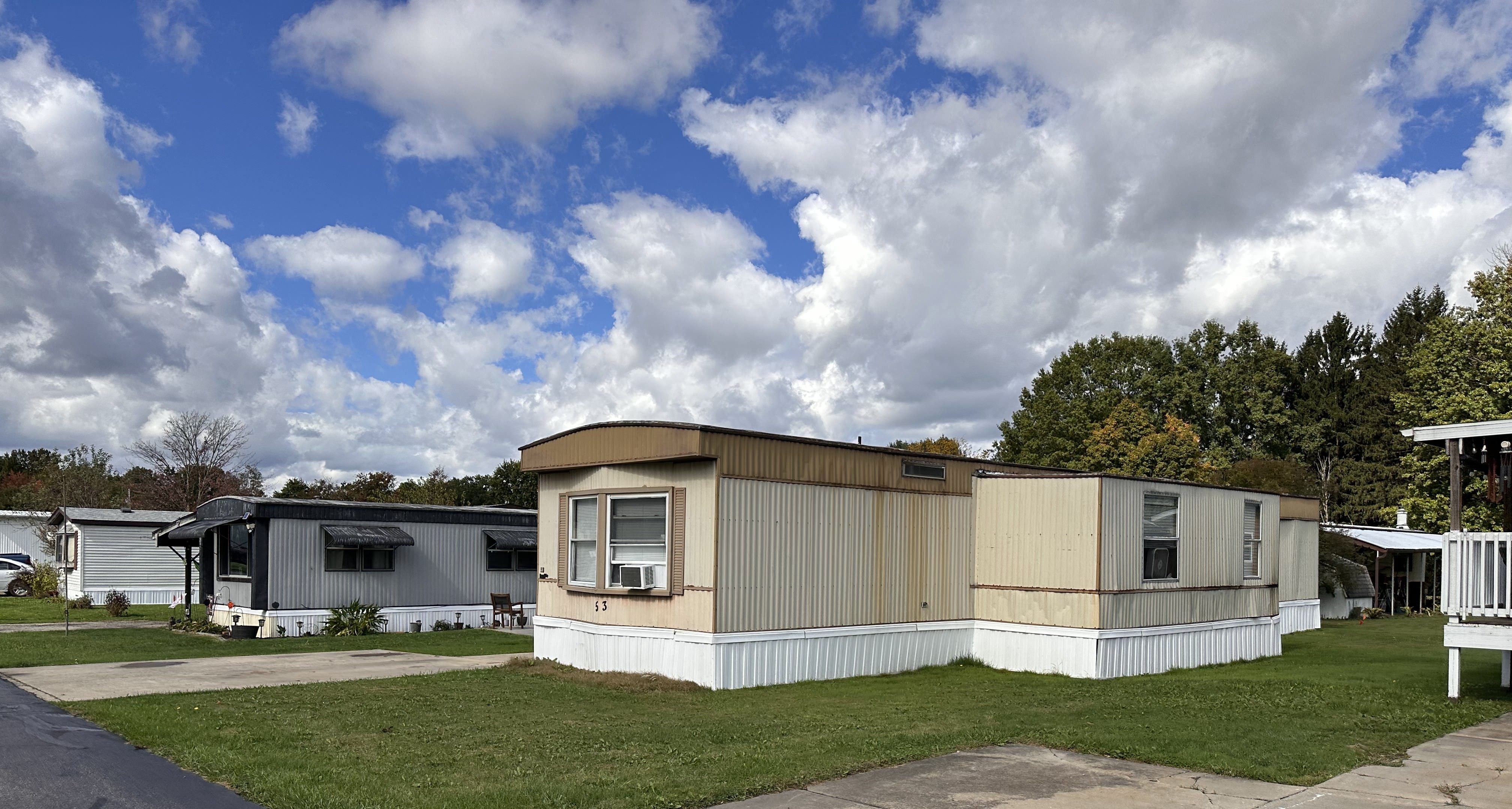 4 mobile homes with grass and driveways