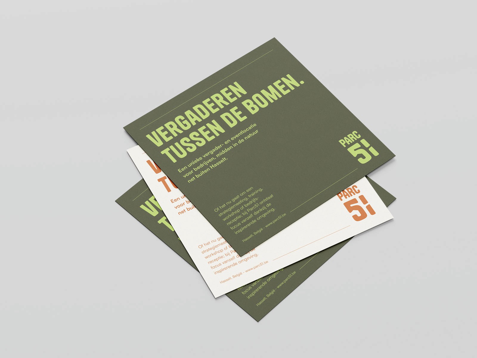 Een stapel vierkante visitekaarten of flyers die speels over elkaar heen liggen. De bovenste kaart is groen met de tekst "VERGADEREN TUSSEN DE BOMEN." en het Parc51-logo in de hoek.