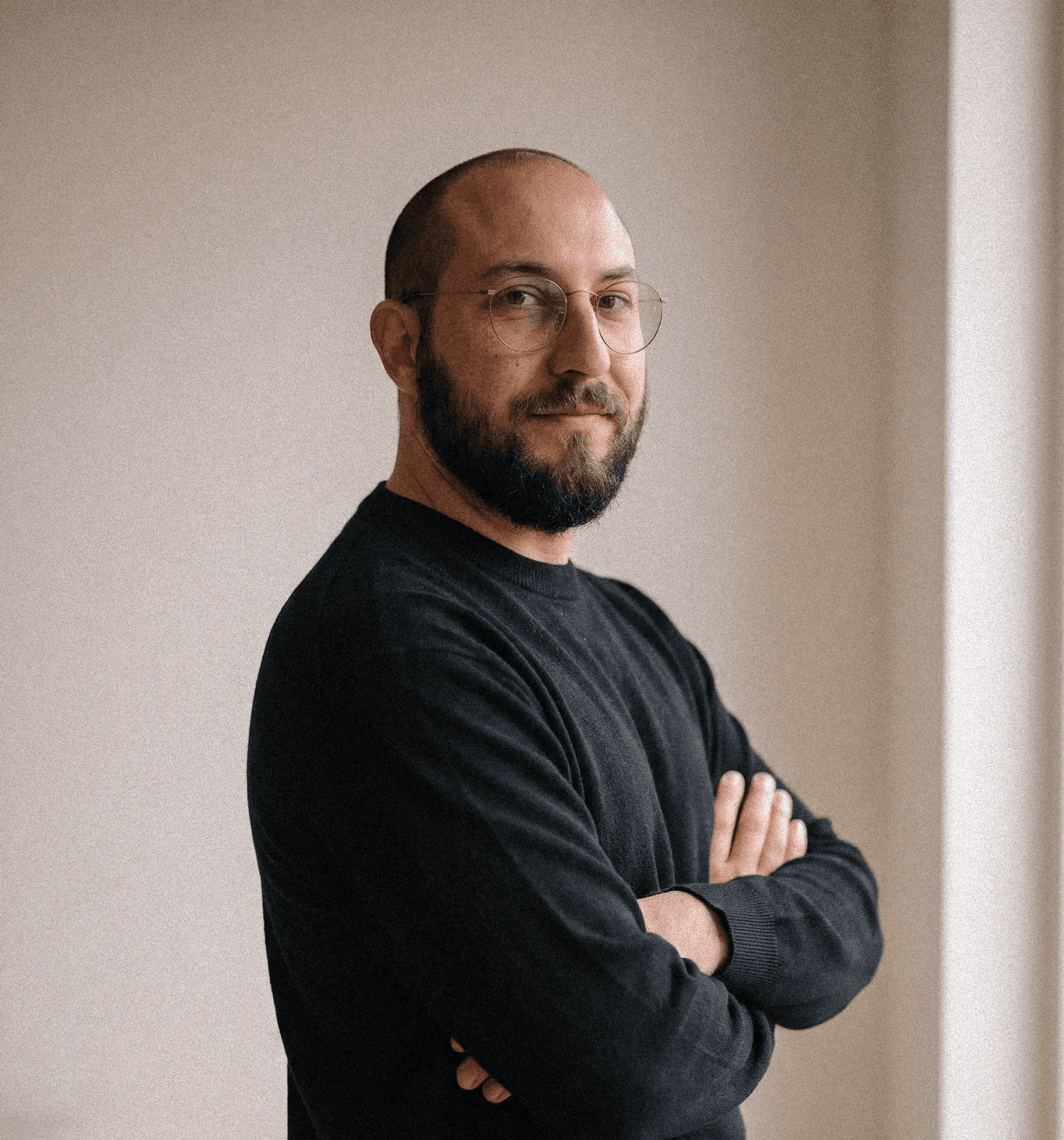 Portrait de Léo Marcou, designer graphique freelance et auteur du blog