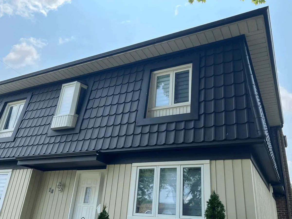 Détail de tuiles métalliques en acier sur toiture résidentielle