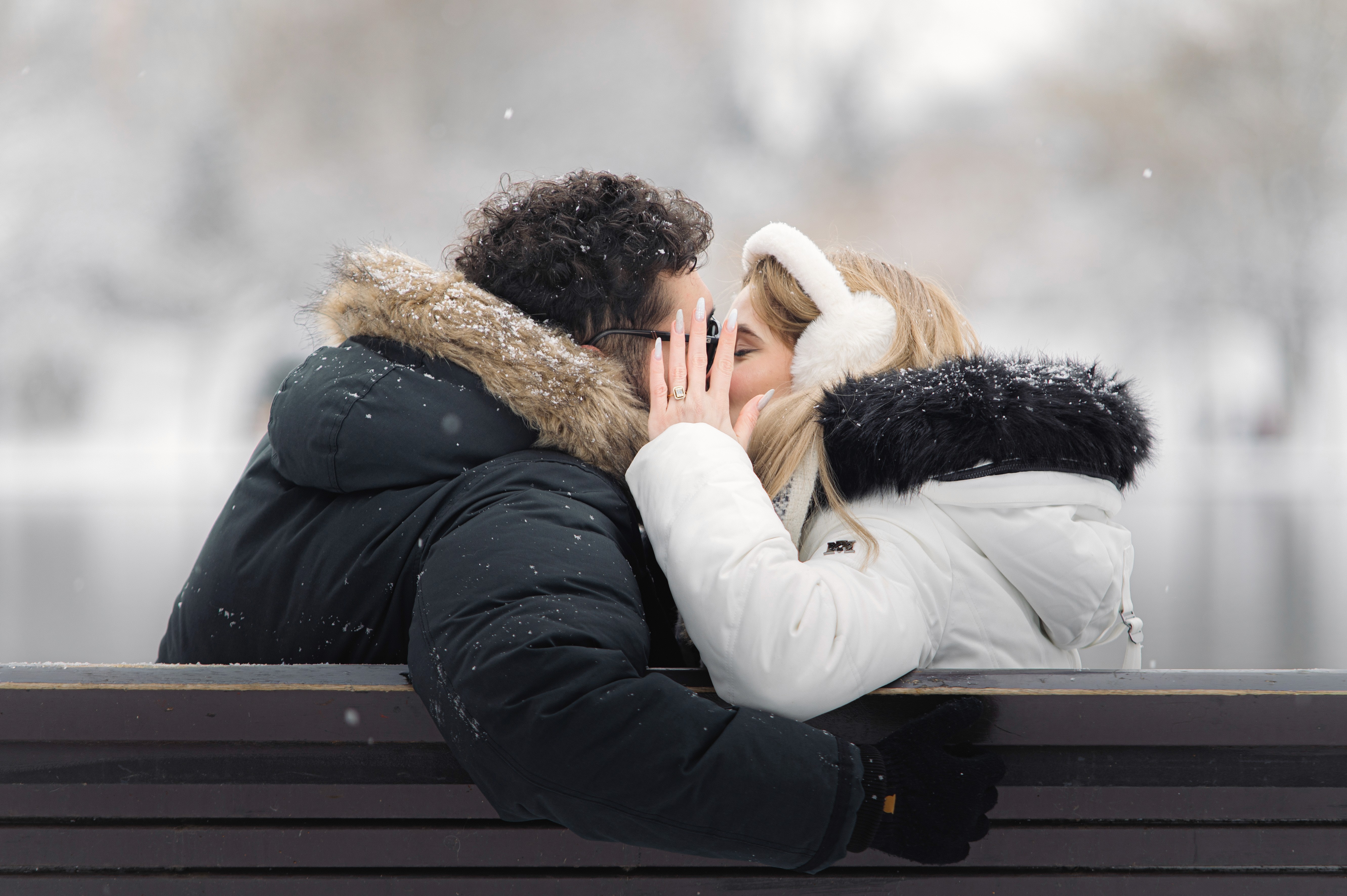 Sedinta foto in natura in parc din bucuresti cu mirii