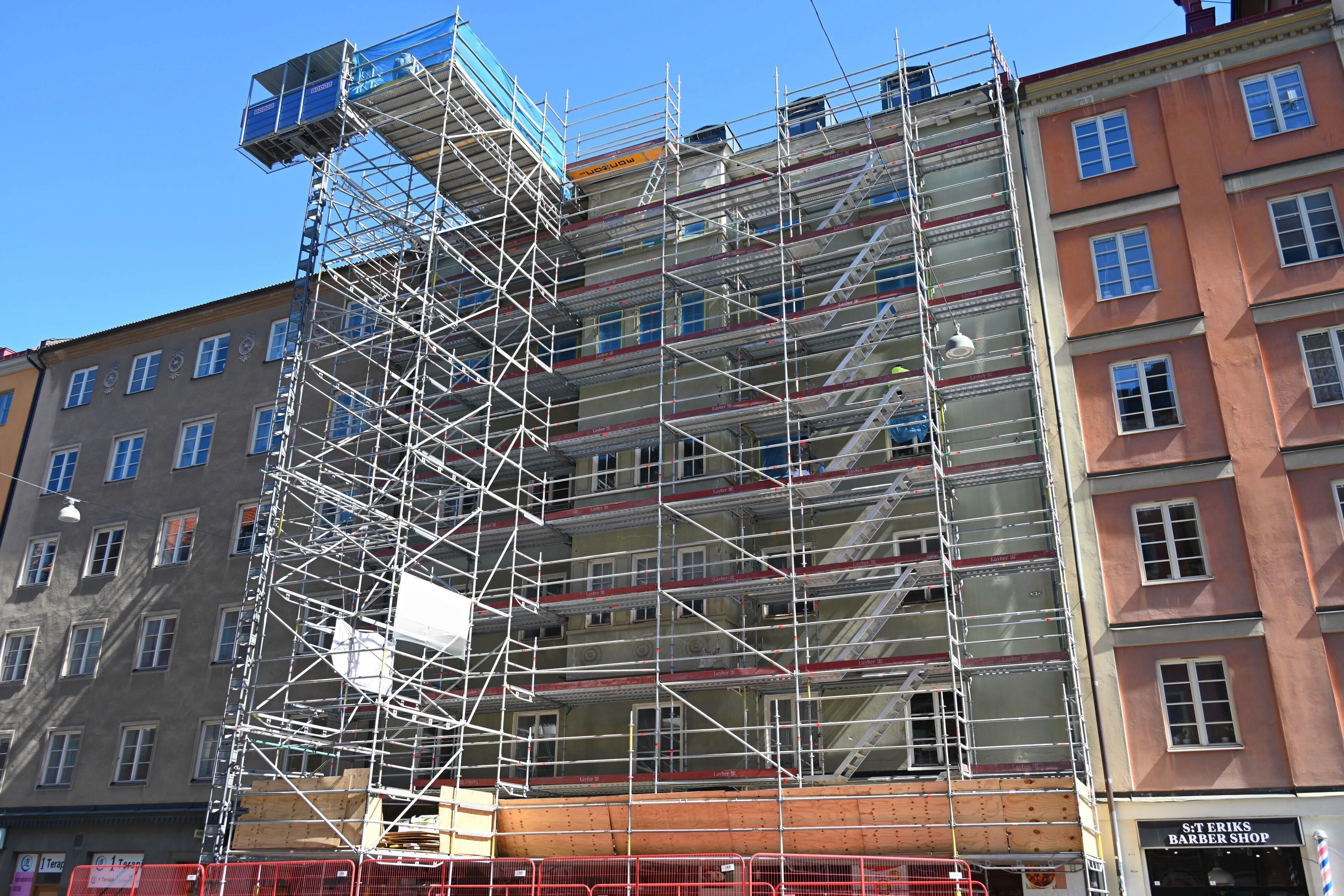 Byggnadsställning på lägenhetshus på Sankt Eriksgatan