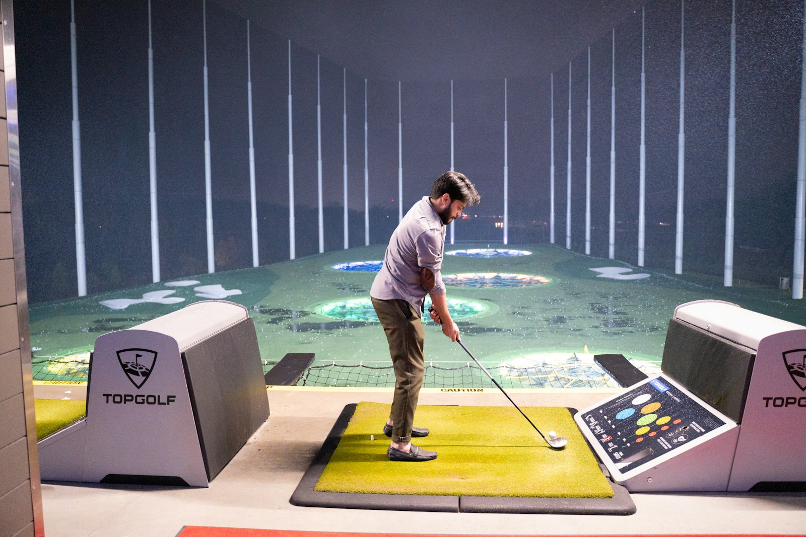 Jugador preparando una sesión de práctica de golf indoor