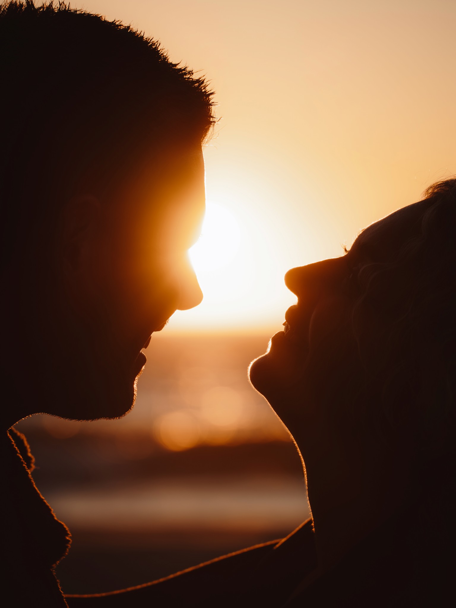 Forlovet par i solnedgangen