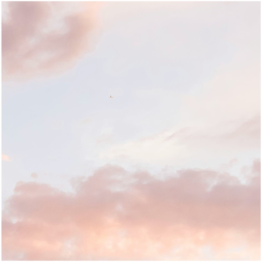 Abstraktes Wolken-Designelement in sanften Sonnenuntergangsfarben für die Website der Anästhesiepraxis.