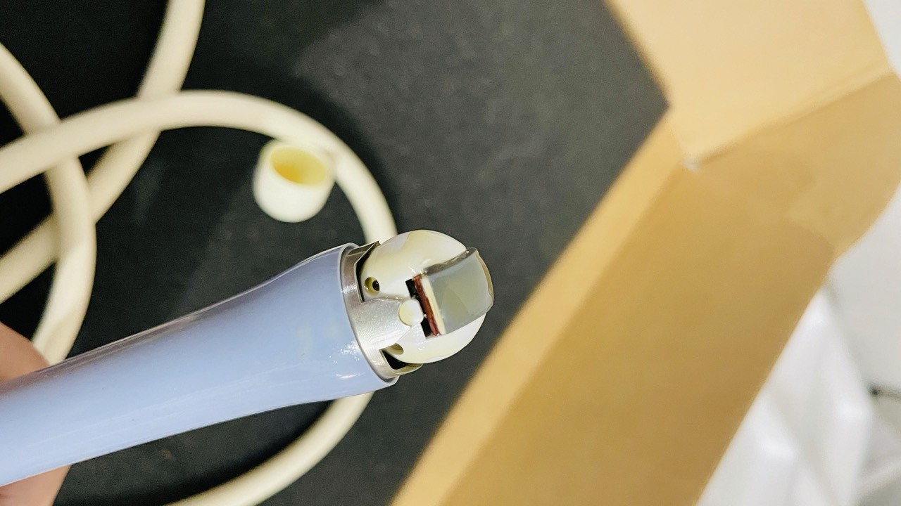 Transductor volumétrica dañado sin membrana en el frende de fotografía