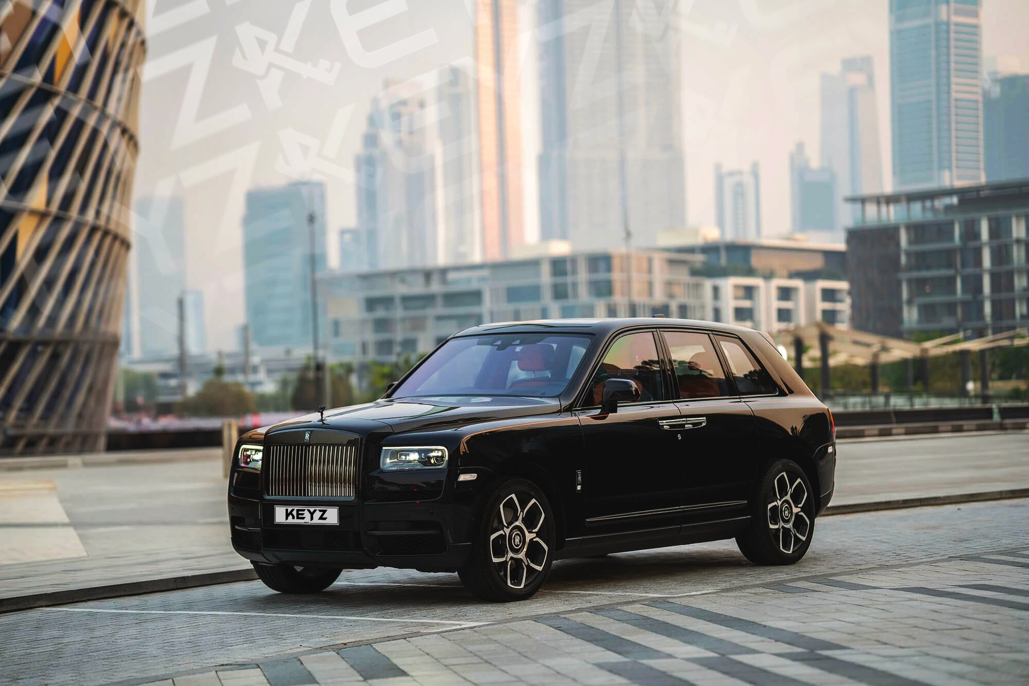 Vue extérieure Rolls Royce Cullinan noir – Location voiture de luxe à Dubaï | Keyz Rent