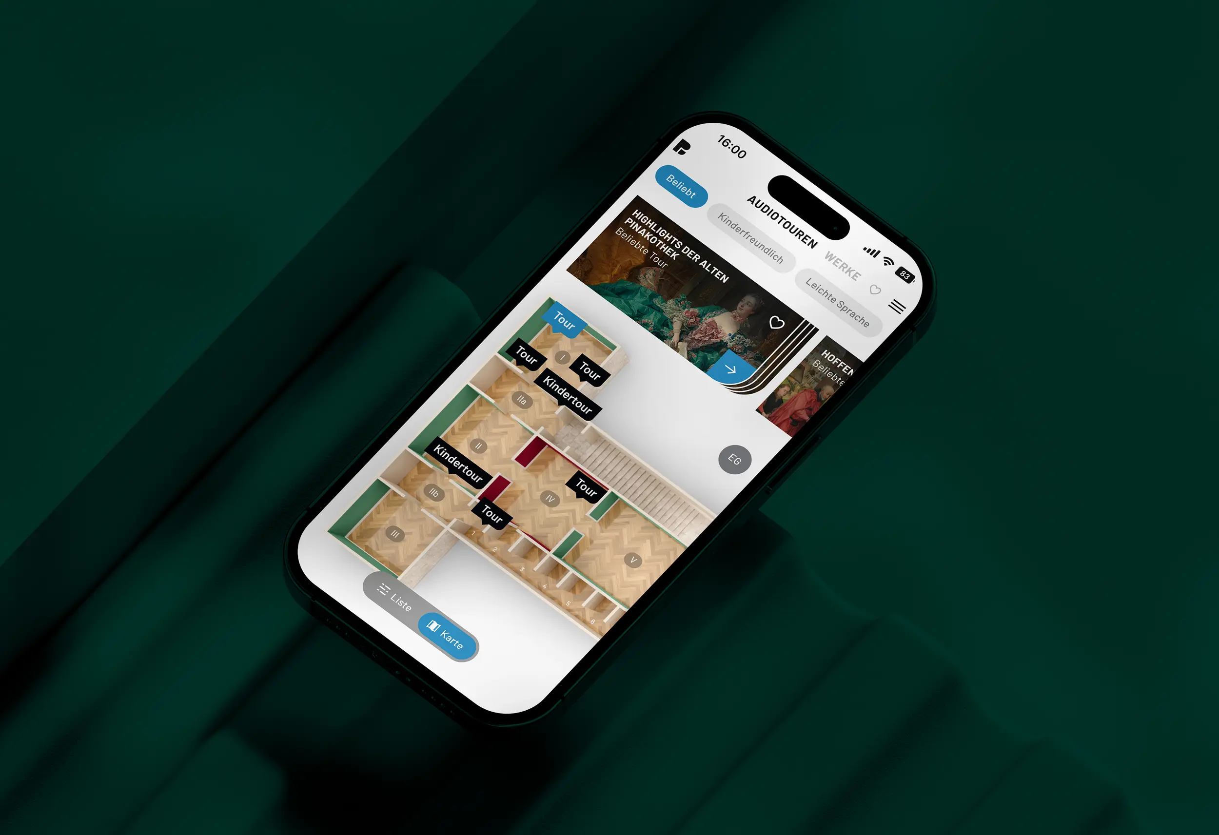 Smartphone-Mockup der App auf grünem Hintergrund: Audiotouren mit Highlight-Tour, Filterchips und interaktive 3D-Museumsgrundrisskarte.