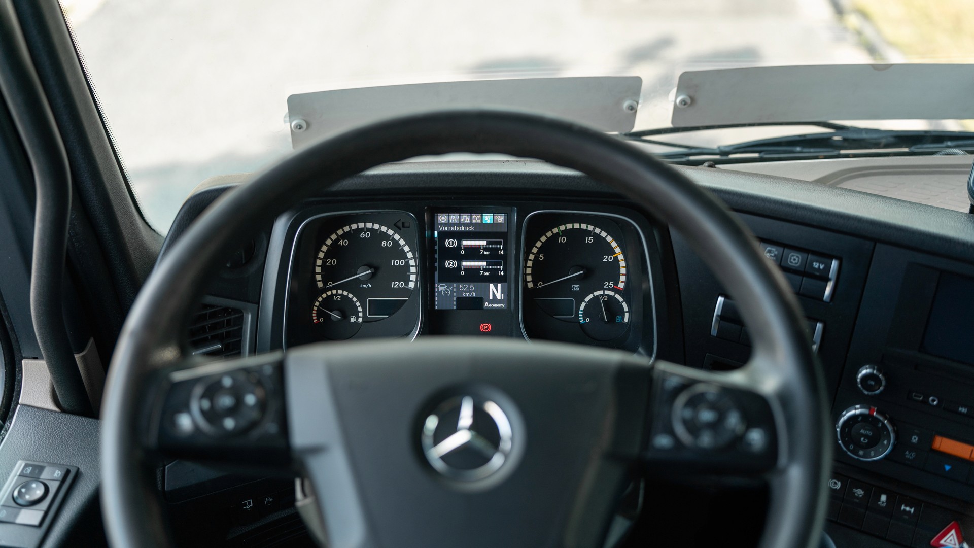 Fahrersicht im Mercedes Actros – ergonomisches LKW-Cockpit für sichere Fahrstunden