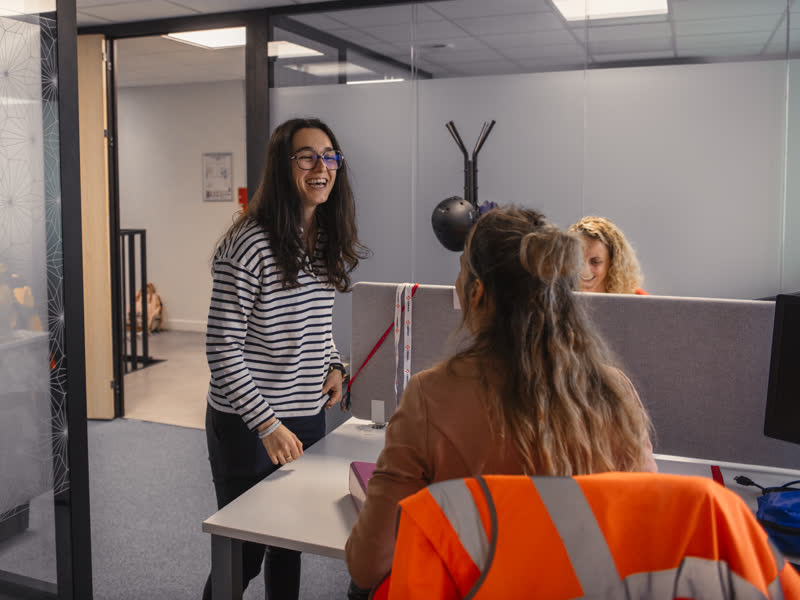 Réunion de travail dans un espace de bureau
