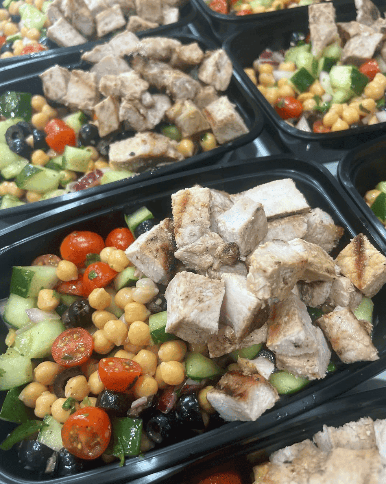 Pollo a la parrilla con ensalada de garbanzos.