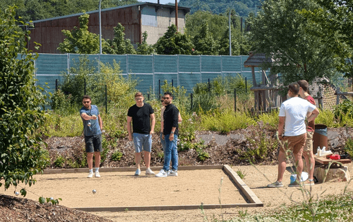 Des personnes qui jouent à la pétanque