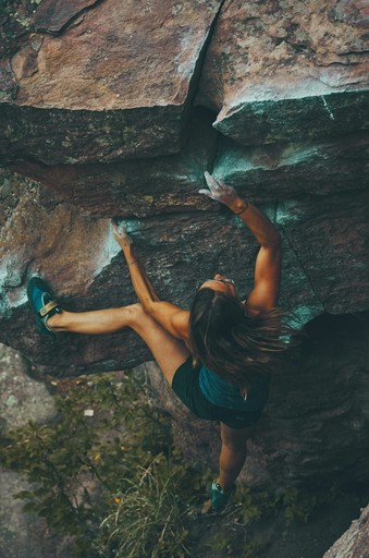 mujer escalando