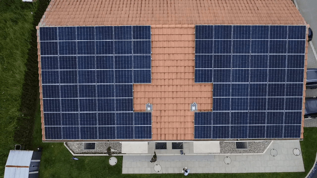Referenzprojekt Photovoltaik in Kollbrunn, Kanton Zürich: Installation einer 20 kWp Solaranlage auf einem Ziegeldach durch Solartech Egger & Landolt GmbH