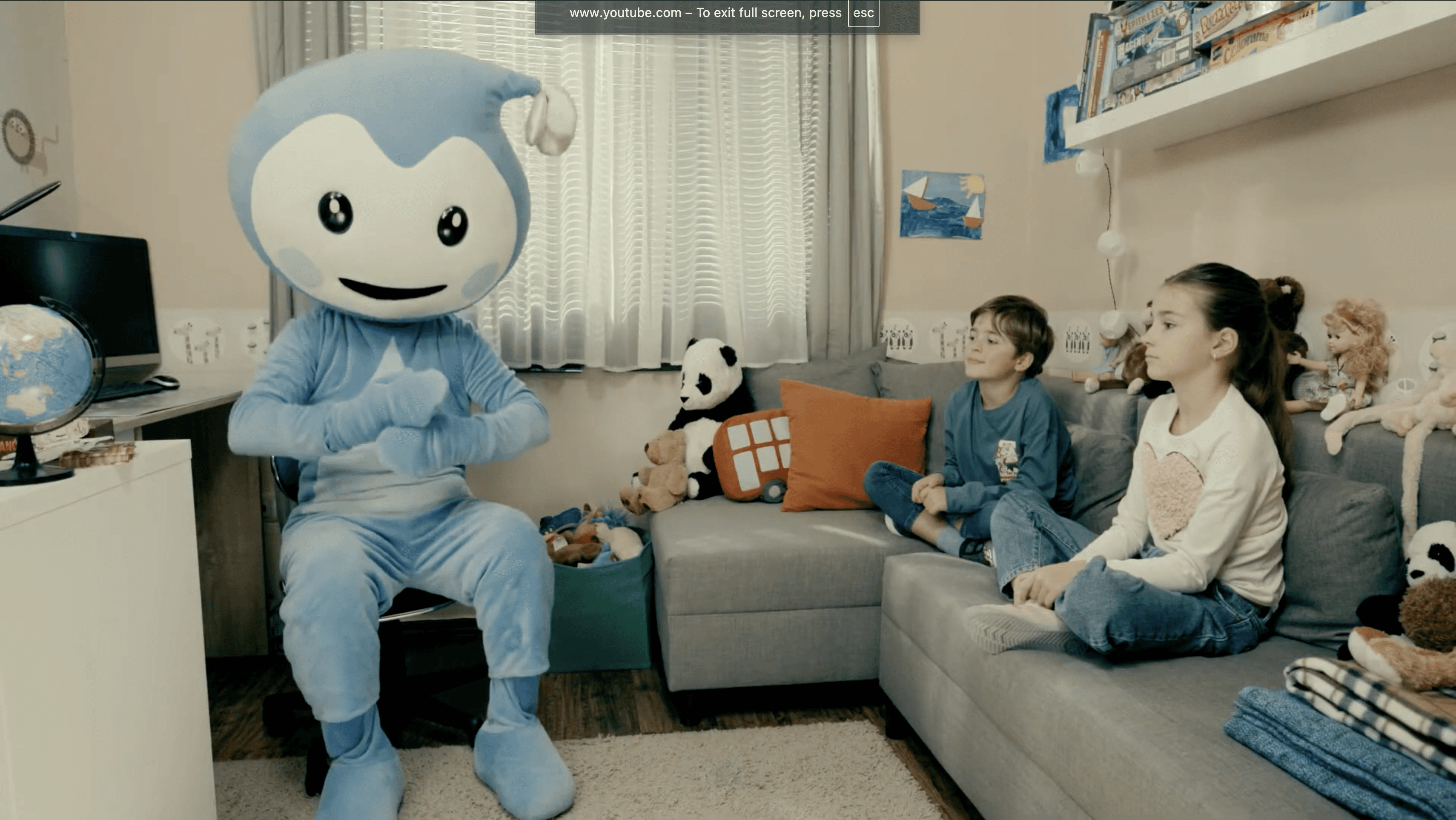 Cseppbarát kék kabalafigurája segítségre buzdítja a gyerekeket.