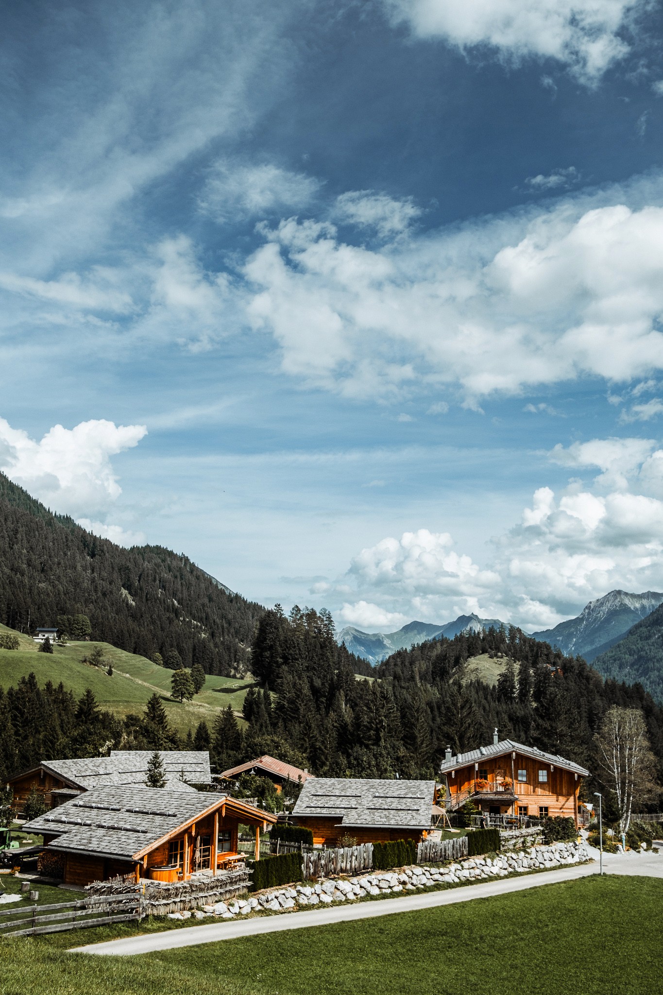 Das Benglerwald Berg Chaletdorf – luxuriöse Chalets in den Alpen mit atemberaubendem Bergpanorama
