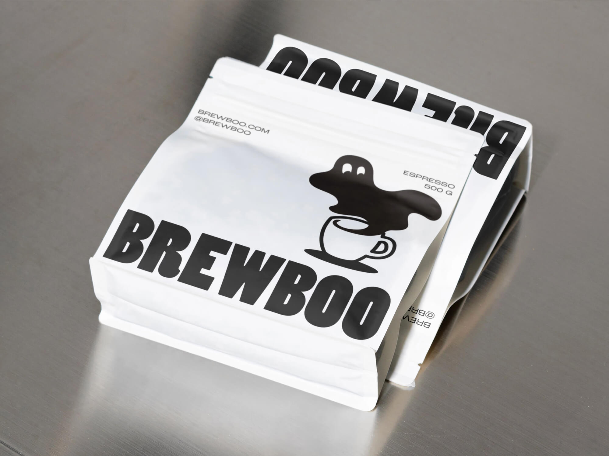 Två Brewboo-kaffepaket med specialdesignad kaffeförpackning, logotypdesign och varumärkets karakteristiska visuella identitet.