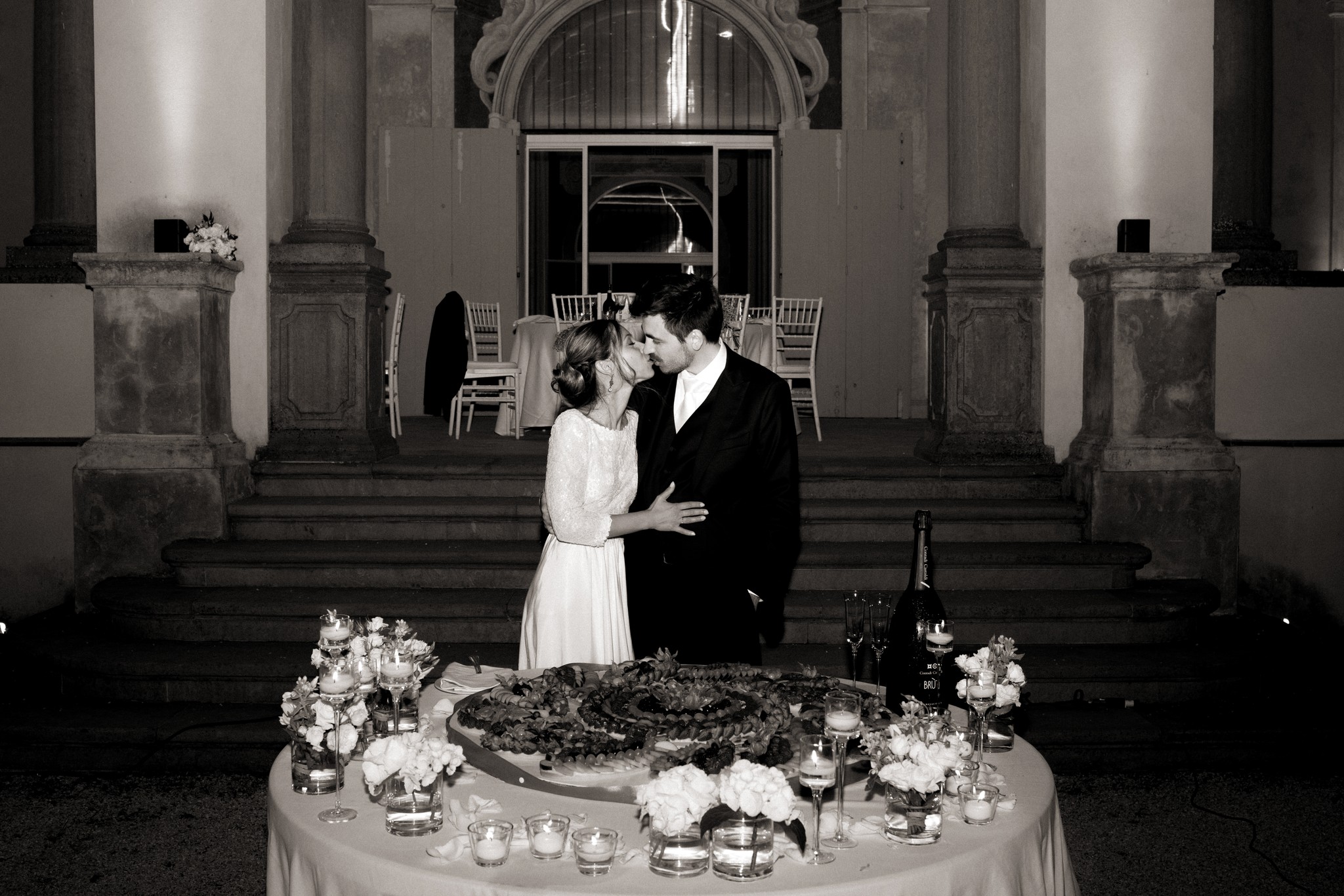 Sposi al ricevimento davanti all'altare di Villa Peroni Riva, primo momento insieme dopo la cerimonia di matrimonio
