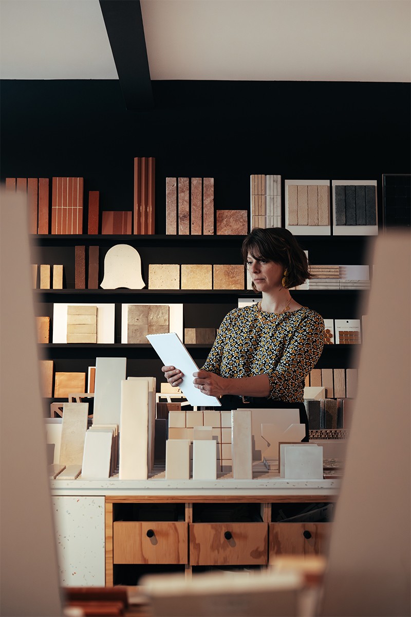 showroom architecture intérieure, showroom matériaux, showroom design, matériauthèque, espace inspiration, showroom décoration, showroom mobilier, architecture intérieure Montpellier, agence d’architecture, design d’intérieur, espace de conseil, projet clé en main, expérience client, showroom haut de gamme.  showroom Montpellier, matériauthèque Montpellier, showroom architecture Montpellier, showroom décoration Montpellier, showroom mobilier Montpellier, agence d’architecture Montpellier, architecte d’intérieur Montpellier, espace d’inspiration Montpellier, showroom Hérault, design intérieur Montpellier.  300 m² d’exposition, espace d’exposition, showroom de 300 m², parcours client, espace immersif, expérience showroom, lieu de découverte, univers matériaux, espace conseil, accompagnement personnalisé, lieu d’inspiration, espace professionnel, concept store architecture.  conseil en matériaux, expertise matériaux, sélection de matériaux, accompagnement projet, choix des finitions, aide à la décision, personnalisation du projet, conseil décoration, conseil architecture intérieure, accompagnement sur mesure, expertise architecturale, expérience client.  matériauthèque, bibliothèque de matériaux, échantillons matériaux, palette de matières, textures et matières, matériaux naturels, matériaux nobles, matériaux durables, finitions architecturales, matériaux haut de gamme, matériauthèque professionnelle.  bois naturel, pierre naturelle, travertin, marbre véritable, céramique, zelliges, terrazzo, métal, textiles d’ameublement, revêtements muraux, matériaux authentiques, matériaux premium, matières décoratives.  mobilier design, mobilier contemporain, mobilier sur mesure, mobilier haut de gamme, mobilier résidentiel, mobilier professionnel, design de mobilier, sélection de mobilier, décoration intérieure, agencement intérieur, mobilier personnalisé, design intemporel.  architecte d’intérieur, décorateur d’intérieur, designer d’espace, expertise décoration, architecture intérieure sur mesure, projet résidentiel, rénovation haut de gamme, construction neuve, habitat d’exception, accompagnement global.  moodboard, planche tendance, direction artistique, harmonie des matières, choix des couleurs, ambiance intérieure, identité du projet, design émotionnel, décoration sur mesure, personnalisation des espaces, cohérence architecturale.  artisanat, savoir-faire, menuiserie sur mesure, fabrication locale, artisans partenaires, excellence des finitions, détail architectural, qualité des matériaux, design raffiné, architecture responsable, circuits courts.  expérience immersive, espace inspiration, lieu de création, showroom expérientiel, projection du projet, visualisation des ambiances, découverte des matières, expérience sensorielle, espace de conception, innovation architecturale, showroom interactif.  architecte Montpellier, architecte d’intérieur Montpellier, showroom architecture Montpellier, showroom décoration Montpellier, matériauthèque Montpellier, rénovation haut de gamme Montpellier, agence d’architecture Montpellier, architecte Hérault.  architecte Nîmes, architecte d’intérieur Nîmes, showroom matériaux Nîmes, showroom décoration Nîmes, agence d’architecture Nîmes, architecte Gard.  architecte Perpignan, architecte d’intérieur Perpignan, showroom matériaux Perpignan, showroom décoration Perpignan, agence d’architecture Perpignan, architecte Pyrénées-Orientales.  architecte Occitanie, showroom architecture intérieure, matériauthèque de 300 m², showroom matériaux et mobilier, espace inspiration, architecture intérieure et décoration, matériaux nobles, conseil en matériaux, accompagnement personnalisé, choix des finitions, architecte d’intérieur Montpellier, design d’intérieur haut de gamme, showroom Montpellier, expérience client immersive, rénovation haut de gamme, habitat d’exception, agence d’architecture et décoration, concept store architecture et design, sélection de matériaux sur mesure.