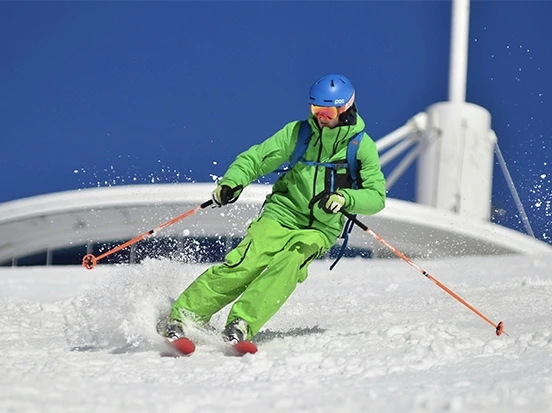 Homme en tenue de ski verte