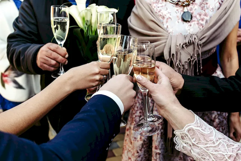 People cheersing champagne