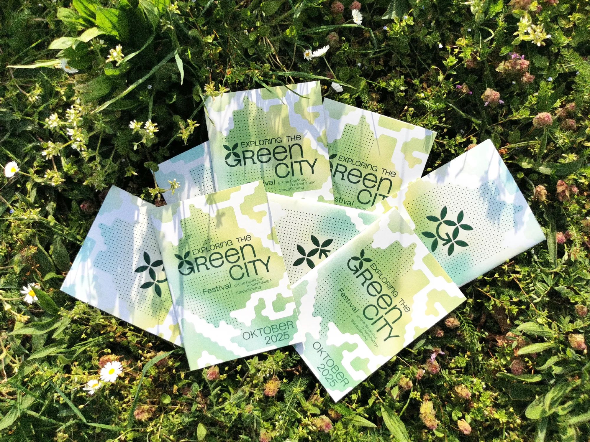 Editorial Design Festivalbroschüre mit Branding Elementen und Farbverlauf