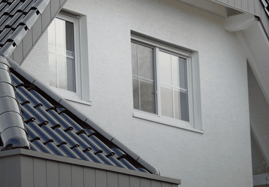 Fenêtre blanche à deux vantaux avec stores intérieurs