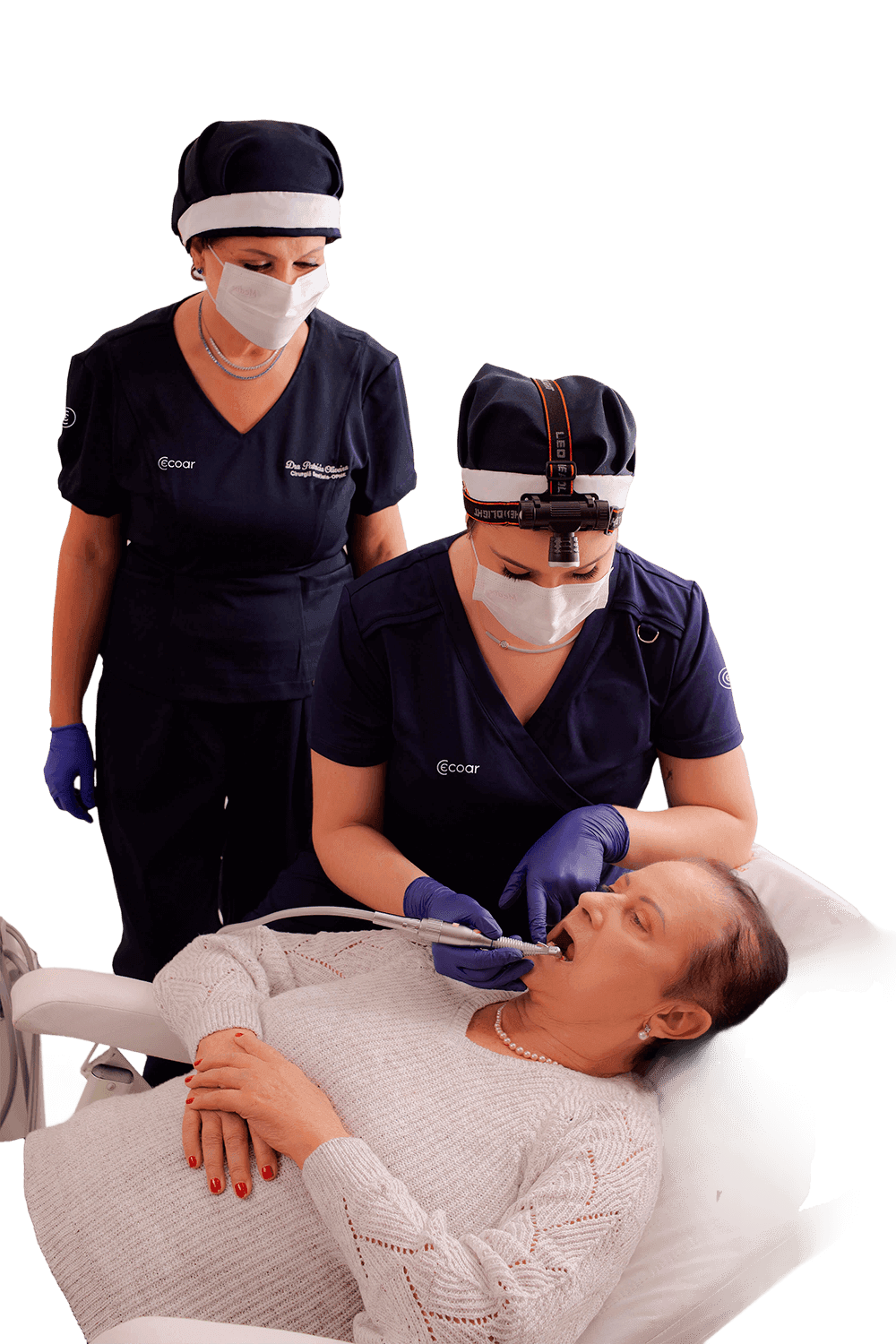 douradas mariana e patricia atendendo uma paciente na maca