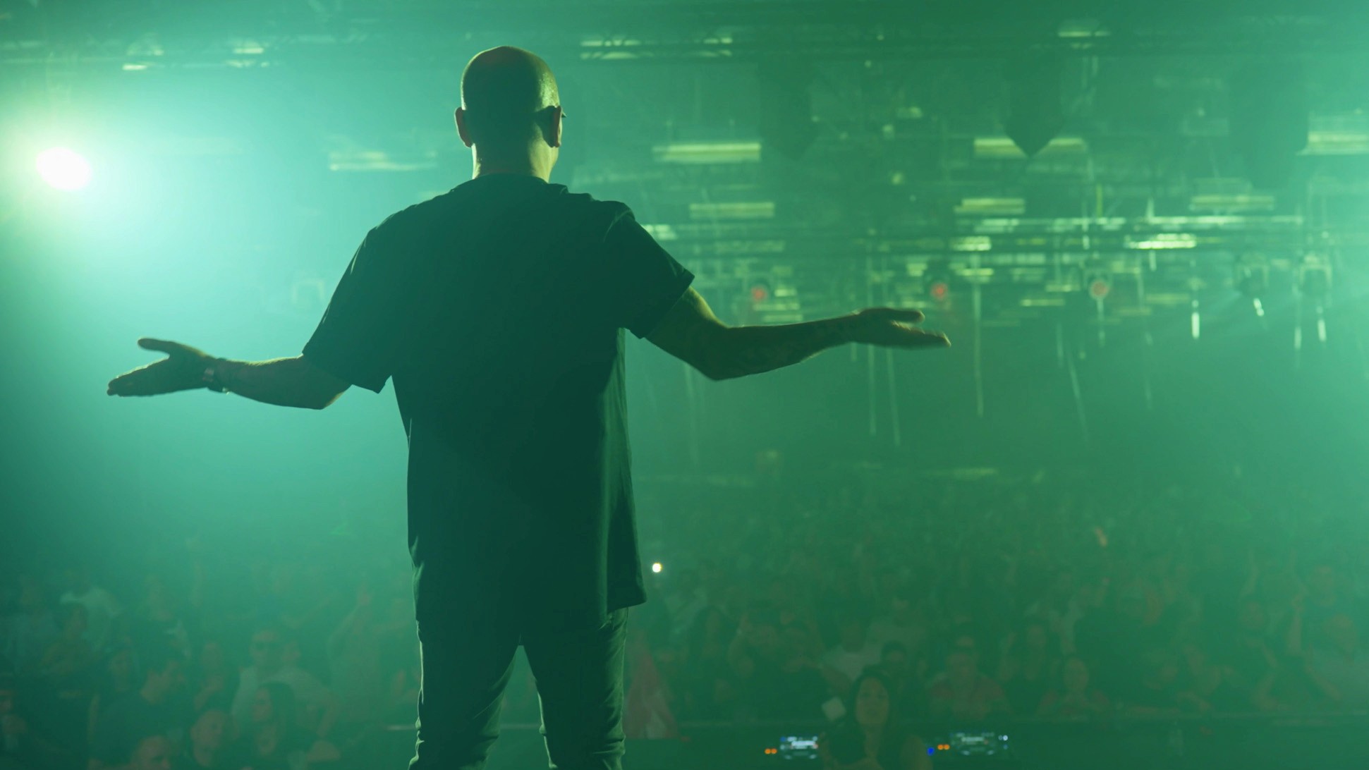 Logo MR sur une vue de Bruxelles depuis la fenêtre du parti du Mouvement réformateur