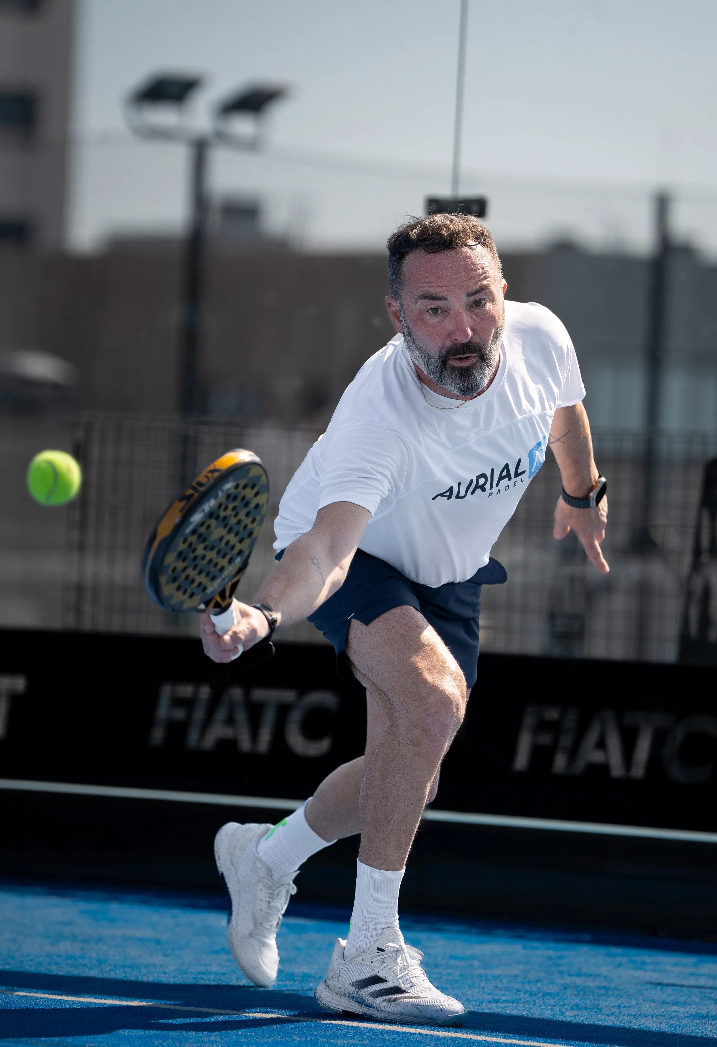 Remate de smash en partido de pádel en Aurial Padel Cornellà 25 marzo 2026, fotografía de Nolan Pardo