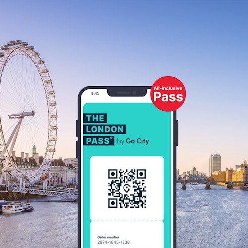 Lo schermo di uno smartphone che mostra "The London Pass by Go City" con un codice QR. Sullo sfondo sono visibili il London Eye e il Tamigi.