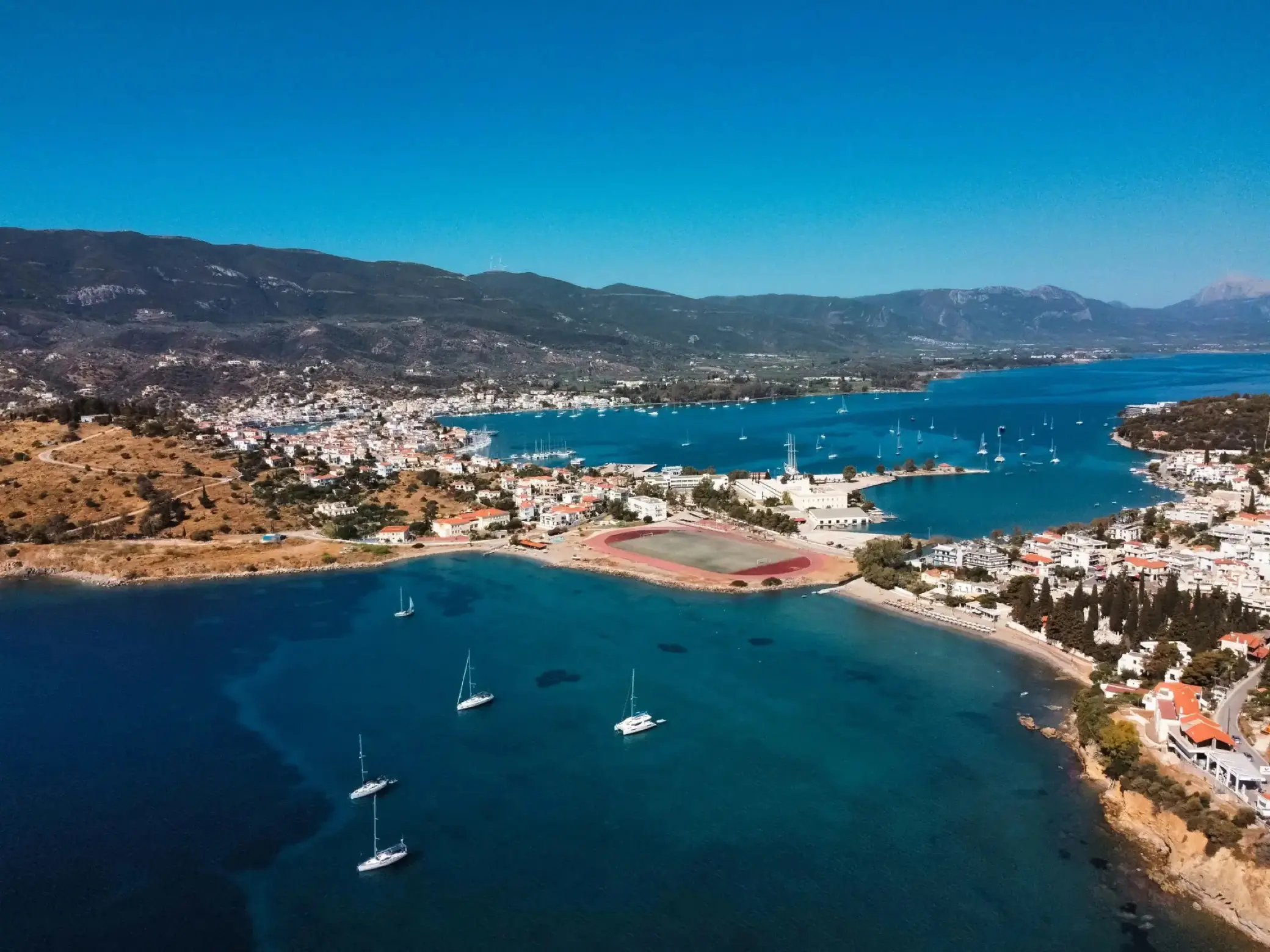 Voiliers amarrés le long du quai de Poros, dans le golfe Saronique